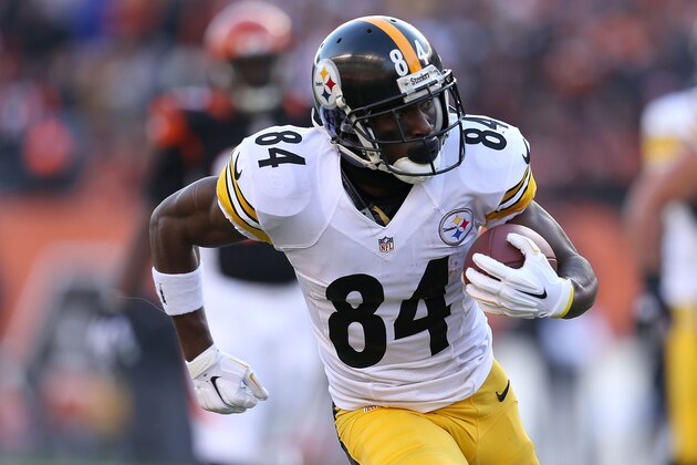 CINCINNATI, OH - DECEMBER 7:  Antonio Brown #84 of the Pittsburgh Steelers carries the ball during the second quarter of the game against the Cincinnati Bengals at Paul Brown Stadium on December 7, 2014 in Cincinnati, Ohio. (Photo by Andy Lyons/Getty Images)
