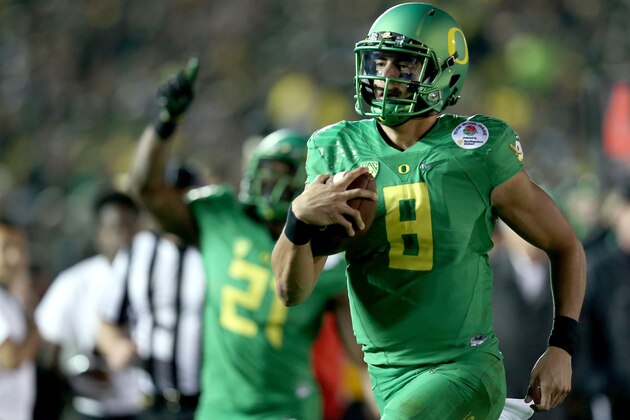 PASADENA, CA - JANUARY 01:  Quarterback Marcus Mariota #8 of the Oregon Ducks runs for a 23-yard touchdown in the fourth quarter of the College Football Playoff Semifinal at the Rose Bowl Game presented by Northwestern Mutual at the Rose Bowl on January 1, 2015 in Pasadena, California.  (Photo by Stephen Dunn/Getty Images)