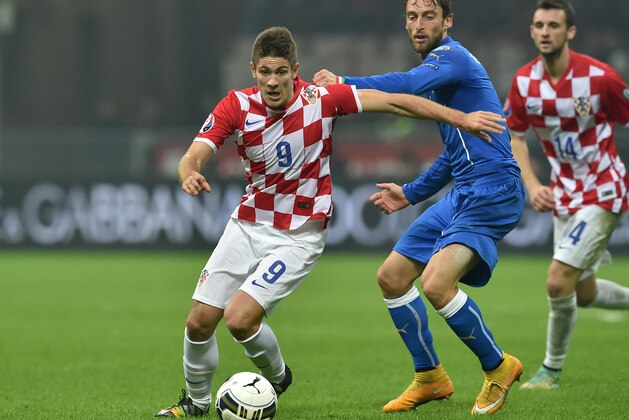 MILAN, ITALY - NOVEMBER 16:  Claudio Marchisio (R) of Italy competes with Andrej  Kramaric of Croatia during the EURO 2016 Group H Qualifier match between Italy and Croatia at Stadio Giuseppe Meazza on November 16, 2014 in Milan, Italy.  (Photo by Valerio Pennicino/Getty Images)