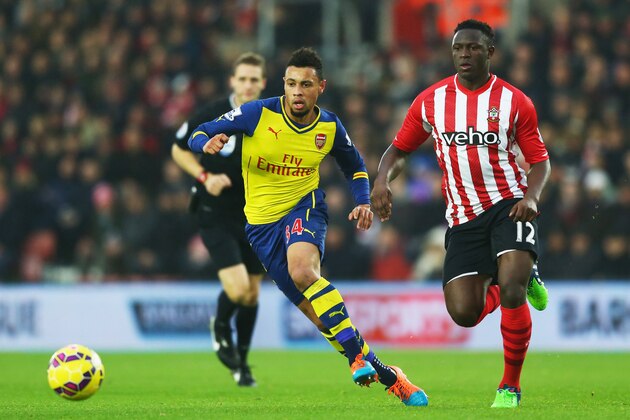 SOUTHAMPTON, ENGLAND - JANUARY 01:  Francis Coquelin of Arsenal evades Victor Wanyama of Southampton during the Barclays Premier League match between Southampton and Arsenal at St Mary's Stadium on January 1, 2015 in Southampton, England.  (Photo by Michael Steele/Getty Images)