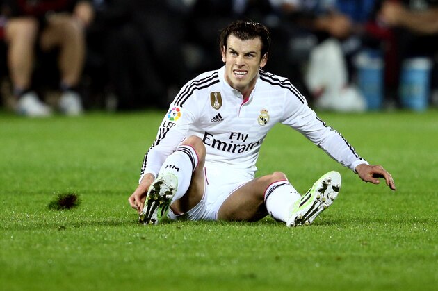 DUBAI, UNITED ARAB EMIRATES - DECEMBER 30:  Gareth Bale of Real Madrid looks on after slipping as he strikes the ball at goal during the Dubai Football Challenge match between AC Milan and Real Madrid at The Sevens Stadium on December 30, 2014 in Dubai, United Arab Emirates.  (Photo by Warren Little/Getty Images)