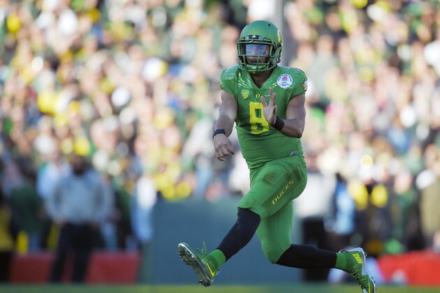 Oregon quarterback Marcus Mariota passes against Florida State the first half of the Rose Bowl NCAA college football playoff semifinal, Thursday, Jan. 1, 2015 in Pasadena, Calif. (AP Photo/Mark J. Terrill)