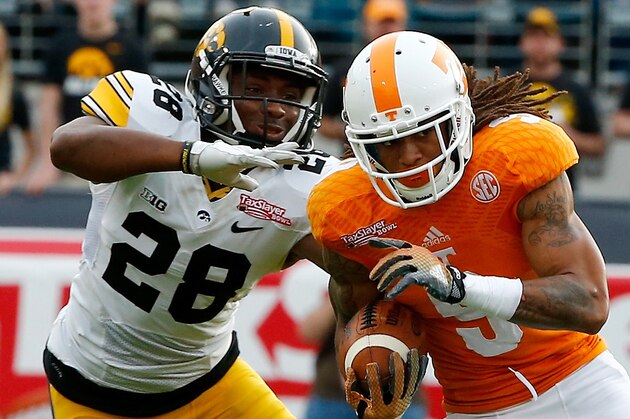 JACKSONVILLE, FL - JANUARY 02:  Von Pearson #9 of the Tennessee Volunteers runs past Maurice Fleming #28 of the Iowa Hawkeyes  during the TaxSlayer Bowl at EverBank Field on January 2, 2015 in Jacksonville, Florida.  (Photo by Sam Greenwood/Getty Images)