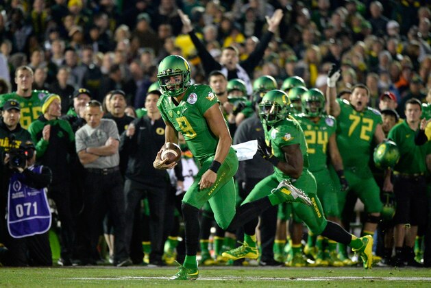 PASADENA, CA - JANUARY 01:  Quarterback Marcus Mariota #8 of the Oregon Ducks runs for a 23-yard touchdown in the fourth quarter of the College Football Playoff Semifinal at the Rose Bowl Game presented by Northwestern Mutual at the Rose Bowl on January 1, 2015 in Pasadena, California.  (Photo by Harry How/Getty Images)
