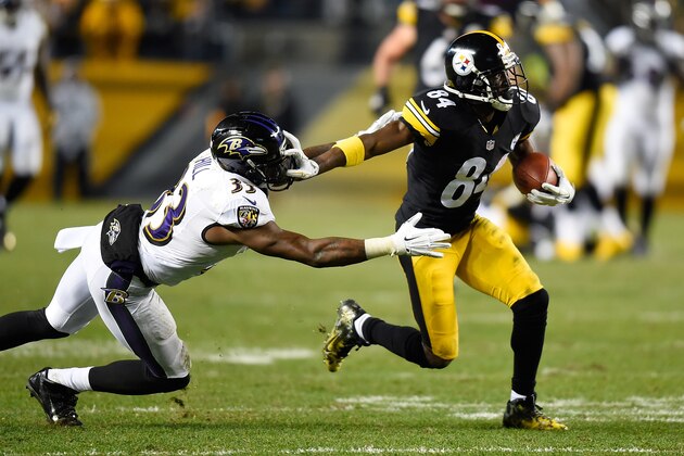 PITTSBURGH, PA - NOVEMBER 02:  Antonio Brown #84 of the Pittsburgh Steelers breaks a tackle by Will Hill #33 of the Baltimore Ravens and scores a 54 yard touchdown during the fourth quarter at Heinz Field on November 2, 2014 in Pittsburgh, Pennsylvania.  (Photo by Joe Sargent/Getty Images)