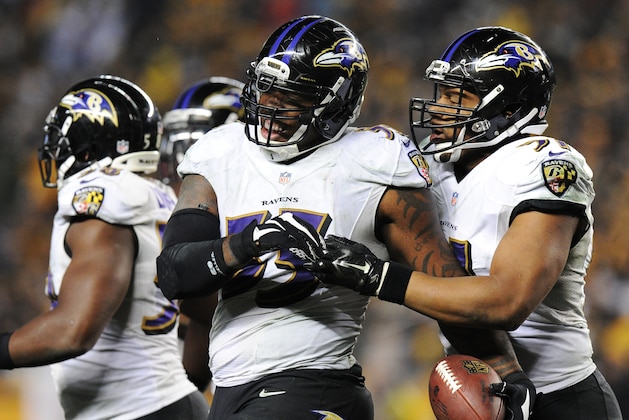 Terrell Suggs, linebacker exterior de los Ravens de Baltimore, festeja luego de interceptar un pase de Ben Roethlisberger, de los Steelers de Pittsburgh, en el duelo de postemporada disputado el sábado 3 de enero de 2015 (AP Foto/Don Wright)