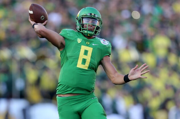PASADENA, CA - JANUARY 01:  Quarterback Marcus Mariota #8 of the Oregon Ducks looks to pass the ball against the Florida State Seminoles during the College Football Playoff Semifinal at the Rose Bowl Game presented by Northwestern Mutual at the Rose Bowl on January 1, 2015 in Pasadena, California.  (Photo by Stephen Dunn/Getty Images)
