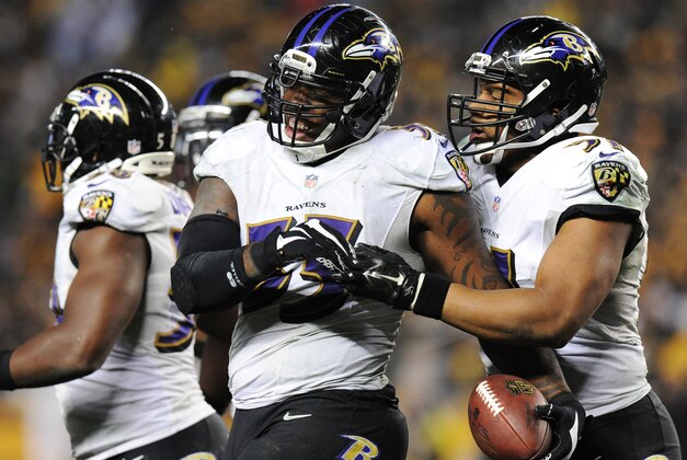 Terrell Suggs, linebacker exterior de los Ravens de Baltimore, festeja luego de interceptar un pase de Ben Roethlisberger, de los Steelers de Pittsburgh, en el duelo de postemporada disputado el sábado 3 de enero de 2015 (AP Foto/Don Wright)