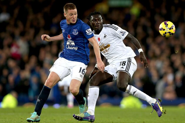 LIVERPOOL, ENGLAND - NOVEMBER 01: James McCarthy of Everton in action with Bafetimbi Gomis of Swansea City during the Barclays Premier League match between Everton and Swansea City at Goodison Park on November 01, 2014 in Liverpool, England. (Photo by Chris Brunskill/Getty Images)