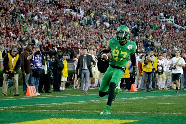 PASADENA, CA - JANUARY 01:  Wide receiver Darren Carrington #87 of the Oregon Ducks scores on a 56-yard pass against the Florida State Seminoles in the third quarter of the College Football Playoff Semifinal at the Rose Bowl Game presented by Northwestern Mutual at the Rose Bowl on January 1, 2015 in Pasadena, California.  (Photo by Jeff Gross/Getty Images)