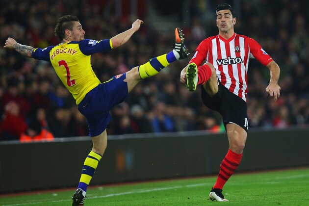 SOUTHAMPTON, ENGLAND - JANUARY 01:  Graziano Pelle of Southampton chalenges Mathieu Debuchy of Arsenal during the Barclays Premier League match between Southampton and Arsenal at St Mary's Stadium on January 1, 2015 in Southampton, England.  (Photo by Bryn Lennon/Getty Images)