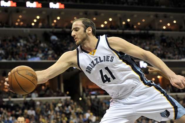Memphis Grizzlies center Kosta Koufos (41) plays in the first half of an NBA basketball game Friday, Dec. 26, 2014, in Memphis, Tenn. (AP Photo/Brandon Dill)