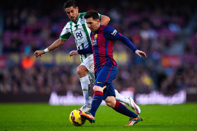 BARCELONA, SPAIN - DECEMBER 20:  Lionel Messi of FC Barcelona competes for the ball with David Rodriguez Barrera of Cordoba CF during the La Liga match between FC Barcelona and Cordoba CF at Camp Nou on December 20, 2014 in Barcelona, Spain.  (Photo by David Ramos/Getty Images)