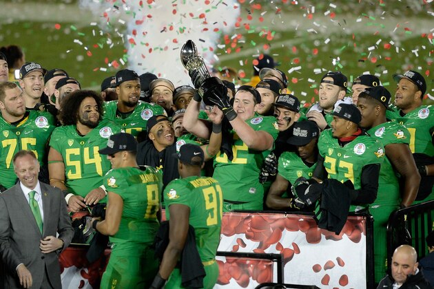 PASADENA, CA - JANUARY 01:  Members of the Oregon Ducks celebrate after defeating the Florida State Seminoles 59-20 in the College Football Playoff Semifinal at the Rose Bowl Game presented by Northwestern Mutual at the Rose Bowl on January 1, 2015 in Pasadena, California.  (Photo by Kevork Djansezian/Getty Images)