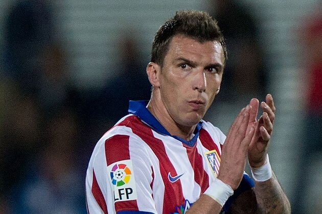 GETAFE, SPAIN - OCTOBER 26: Mario Mandzukic of Atletico de Madrid greets Atleticop de Madrid fans as he leaves the pitch during the La Liga match between Getafe CF and Club Atletico de Madrid at Coliseum Alfonso Perez on October 26, 2014 in Getafe, Spain.  (Photo by Gonzalo Arroyo Moreno/Getty Images)