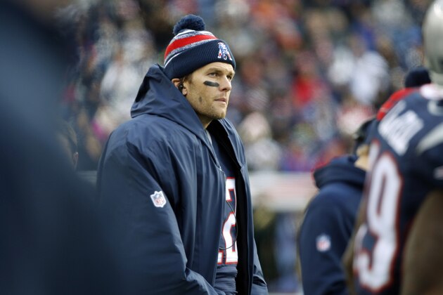 El quarterback Tom Brady de los Patriots de Nueva Inglaterra durante el segundo tiempo del partido ante los Bills de Buffalo, el domingo 28 de diciembre de 2014. (AP Foto/Elise Amendola)