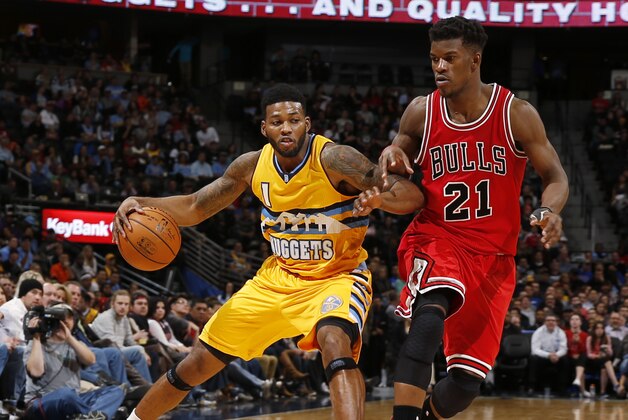 Denver Nuggets forward Alonzo Gee, left, works ball inside for a shot as Chicago Bulls forward Jimmy Butler covers in the fourth quarter of the Nuggets' 114-109 victory in an NBA basketball game in Denver on Tuesday, Nov. 25, 2014. (AP Photo/David Zalubowski)
