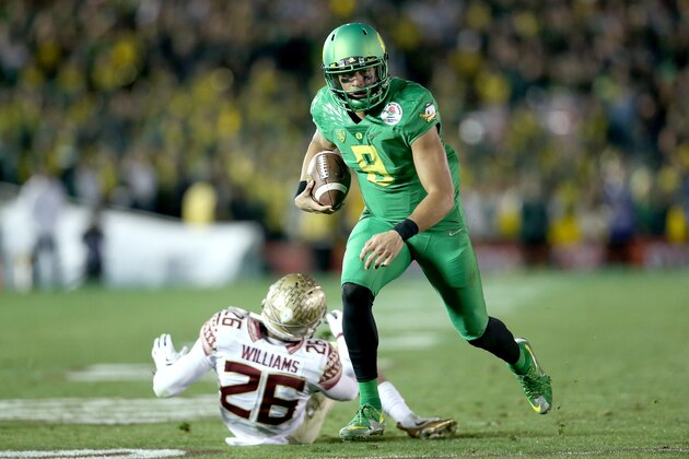 PASADENA, CA - JANUARY 01:  Quarterback Marcus Mariota #8 of the Oregon Ducks runs for a 23-yard touchdown in the fourth quarter of the College Football Playoff Semifinal at the Rose Bowl Game presented by Northwestern Mutual at the Rose Bowl on January 1, 2015 in Pasadena, California.  (Photo by Stephen Dunn/Getty Images)