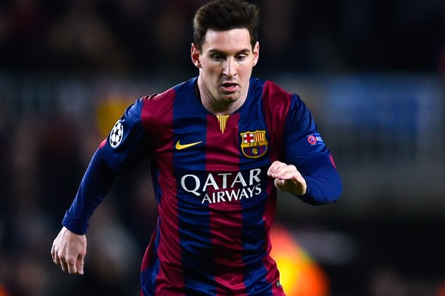 BARCELONA, SPAIN - DECEMBER 10:  Lionel Messi of FC Barcelona runs with the ball during the UEFA Champions League group F match between FC Barcelona and Paris Saint-Germanin FC at Camp Nou Stadium on December 10, 2014 in Barcelona, Spain.  (Photo by David Ramos/Getty Images)