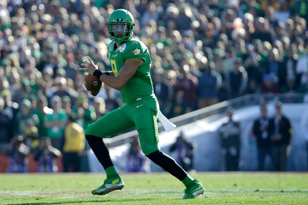 PASADENA, CA - JANUARY 01:  Quarterback Marcus Mariota #8 of the Oregon Ducks looks to pass the ball against the Florida State Seminoles during the College Football Playoff Semifinal at the Rose Bowl Game presented by Northwestern Mutual at the Rose Bowl on January 1, 2015 in Pasadena, California.  (Photo by Jeff Gross/Getty Images)