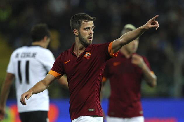 PARMA, ITALY - SEPTEMBER 24:  Miralem Pjanic of AS Roma gestures during the Serie A match between Parma FC and AS Roma at Stadio Ennio Tardini on September 24, 2014 in Parma, Italy.  (Photo by Marco Luzzani/Getty Images)