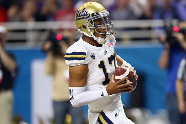 SAN ANTONIO, TX - JANUARY 02:  Brett Hundley #17 of the UCLA Bruins runs for a touchdown against the Kansas State Wildcats in the first quarter during the Valero Alamo Bowl at Alamodome on January 2, 2015 in San Antonio, Texas.  (Photo by Ronald Martinez/Getty Images)