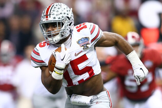 NEW ORLEANS, LA - JANUARY 01:  Ezekiel Elliott #15 of the Ohio State Buckeyes runs the ball against the Alabama Crimson Tide during the All State Sugar Bowl at the Mercedes-Benz Superdome on January 1, 2015 in New Orleans, Louisiana.  (Photo by Streeter Lecka/Getty Images)