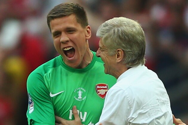 LONDON, ENGLAND - MAY 17:  Wojciech Szczesny of Arsenal and Arsene Wenger manager of Arsenal  celebrate victory after the FA Cup with Budweiser Final match between Arsenal and Hull City at Wembley Stadium on May 17, 2014 in London, England.  (Photo by Paul Gilham/Getty Images)