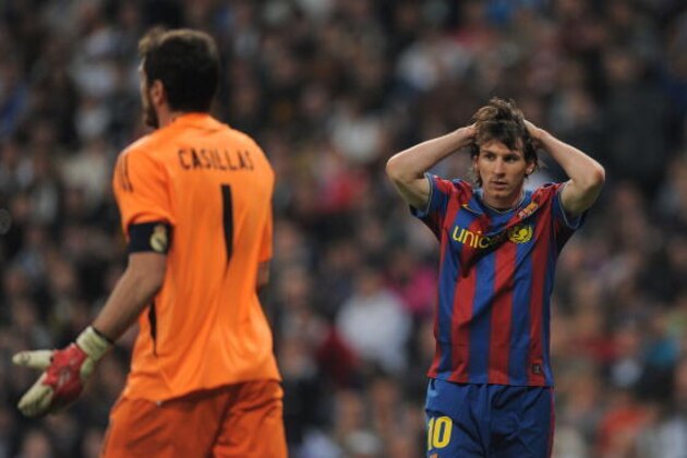 MADRID, SPAIN - APRIL 10:  Lionel Messi (R) of Barcelona reacts beside Iker Casillas of Real Madrid during the La Liga match between Real Madrid and Barcelona at the Estadio Santiago Bernabeu on April 10, 2010 in Madrid, Spain.  (Photo by Denis Doyle/Getty Images)