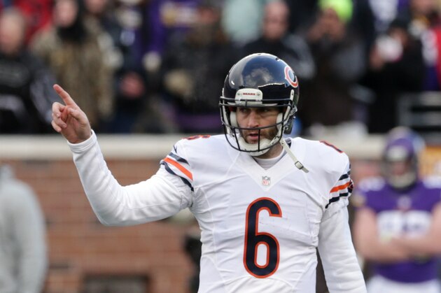 Chicago Bears quarterback Jay Cutler signals to a teammate during the second half of an NFL football game against the Minnesota Vikings, Sunday, Dec. 28, 2014, in Minneapolis. (AP Photo/Jim Mone)