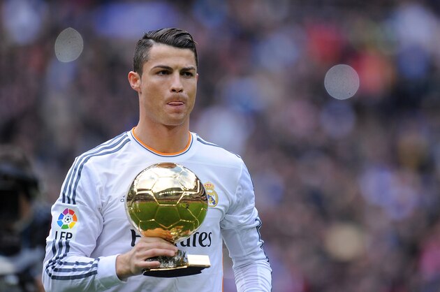 MADRID, SPAIN - JANUARY 25:  Cristiano Ronaldo of Real Madrid CF holds the Ballon d'Or 2013 award prior to he start of the La Liga match between Real Madrid CF and Granada CF at Santiago Bernabeu stadium on January 25, 2014 in Madrid, Spain.  (Photo by Denis Doyle/Getty Images)
