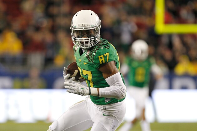 SANTA CLARA, CA - DECEMBER 05: Darren Carrington #87 of the Oregon Ducks looks downfield in the first half of the PAC-12 Championships against the Arizona Wildcatsat Levi's Stadium on December 5, 2014 in Santa Clara, California. (Photo by Brian Bahr/Getty Images)