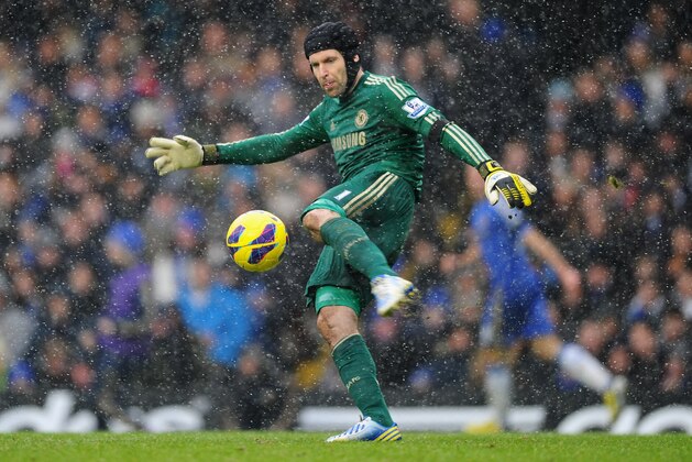 LONDON, ENGLAND - JANUARY 20:  Petr Cech of Chelsea clears the ball during the Barclays Premier League match between Chelsea and Arsenal at Stamford Bridge on January 20, 2013 in London, England.  (Photo by Laurence Griffiths/Getty Images)