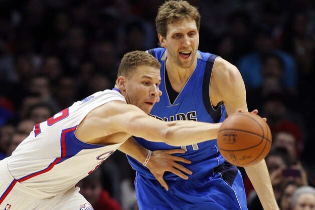 Blake Griffin de los Clippers de Los Ángeles intercepta un pase hacia Dirk Nowitzki de los Mavericks de Dallas, el sábado 10 de enero de 2015. (AP Foto/Alex Gallardo)