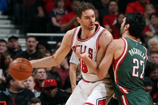 CHICAGO, IL - JANUARY 10: Pau Gasol #16 of the Chicago Bulls handles the ball against the Milwaukee Bucks on January 10, 2015 at the United Center in Chicago, Illinois. NOTE TO USER: User expressly acknowledges and agrees that, by downloading and or using this Photograph, user is consenting to the terms and conditions of the Getty Images License Agreement. Mandatory Copyright Notice: Copyright 2015 NBAE (Photo by Gary Dineen/NBAE via Getty Images)
