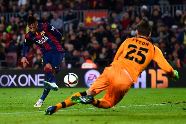 BARCELONA, SPAIN - JANUARY 08:  Neymar of FC Barcelona scores the opening goal past Przemyslaw Tyton of Elche FC during the Copa del Rey Round of 16 First Leg match between FC Barcelona and Elche CF at Camp Nou on January 8, 2015 in Barcelona, Spain.  (Photo by David Ramos/Getty Images)