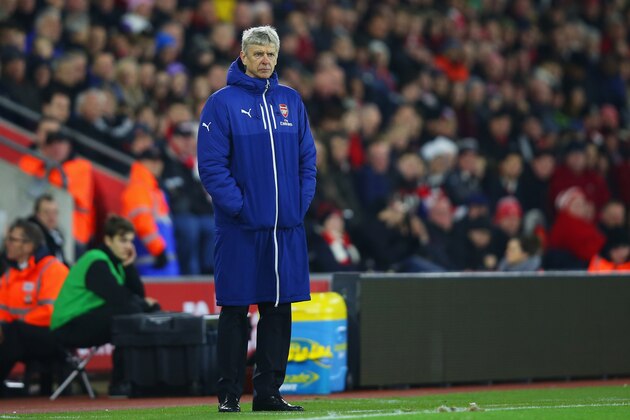 SOUTHAMPTON, ENGLAND - JANUARY 01:  Arsene Wenger manager of Arsenal looks despondent during the Barclays Premier League match between Southampton and Arsenal at St Mary's Stadium on January 1, 2015 in Southampton, England.  (Photo by Bryn Lennon/Getty Images)