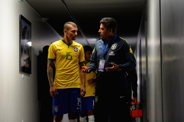 TOULON, FRANCE - MAY 30:  Alison of Brazil talks to head coach Alexandre Gallo during the Toulon Tournament Group B match between Brazil and Qatar at the Leo Legrange Stadium on May 30, 2014 in Toulon, France.  (Photo by Christopher Lee/Getty Images)