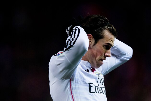MADRID, SPAIN - JANUARY 07: Gareth Bale of Real Madrid CF reacts as he fail to score during the Copa del Rey Round of 16  first leg match between Club Atletico de Madrid and Real Madrid CF at Vicente Calderon Stadium on January 7, 2015 in Madrid, Spain.  (Photo by Gonzalo Arroyo Moreno/Getty Images)