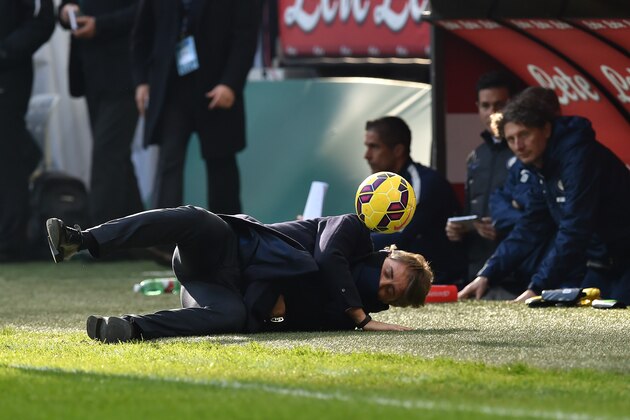 MILAN, ITALY - JANUARY 11: FC Internazionale Milano head coach Roberto Mancini hit by a ball during the Serie A match between FC Internazionale Milano and Genoa CFC at Stadio Giuseppe Meazza on January 11, 2015 in Milan, Italy. (Photo by Valerio Pennicino/Getty Images) MILAN, ITALY - JANUARY 11: FC Internazionale Milano head coach Roberto Mancini hit by a ball during the Serie A match between FC Internazionale Milano and Genoa CFC at Stadio Giuseppe Meazza on January 11, 2015 in Milan, Italy. (Photo by Valerio Pennicino/Getty Images)