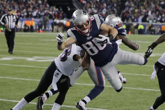 El wide receiver Danny Amendola (80) de los Patriots de Nueva Inglaterra se tira a la zona de anotación tras atrapar un pase ante los Ravens de Baltimore, el sábado 10 de enero de 2015. (AP Foto/Charles Krupa)