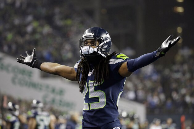 El cornerback Richard Sherman (25) de los Seahawks de Seattle gesticula durante el partido contra los Panthers de Carolina, el sábado 10 de enero de 2015. (AP Foto/Elaine Thompson)