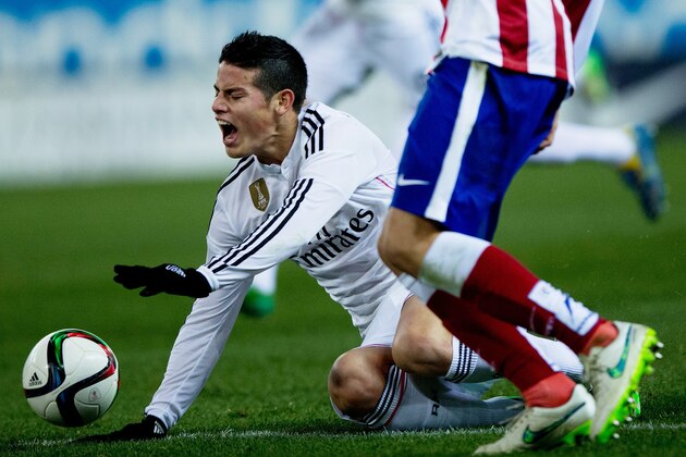 MADRID, SPAIN - JANUARY 07: James Rodriguez of Real Madrid CF grimaces in pain after being tackled by Mario Suarez of Atletico de Madrid during the Copa del Rey Round of 16  first leg match between Club Atletico de Madrid and Real Madrid CF at Vicente Calderon Stadium on January 7, 2015 in Madrid, Spain.  (Photo by Gonzalo Arroyo Moreno/Getty Images)
