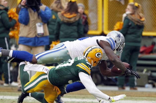 Dallas Cowboys wide receiver Dez Bryant (88) catches a pass against Green Bay Packers cornerback Sam Shields (37) during the second half of an NFL divisional playoff football game Sunday, Jan. 11, 2015, in Green Bay, Wis. The play was reversed after review. The Packers won 26-21. (AP Photo/Matt Ludtke)