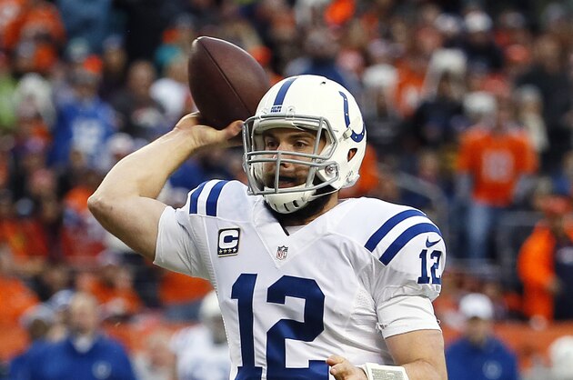 Andrew Luck, quarterback de los Colts de Indianápolis, lanza un pase justo antes de que Derek Wolfe, de los Broncos de Denver, lo capture, durante el partido del domingo 11 de enero de 2015, correspondiente a los playoffs (AP Foto/Jack Dempsey)