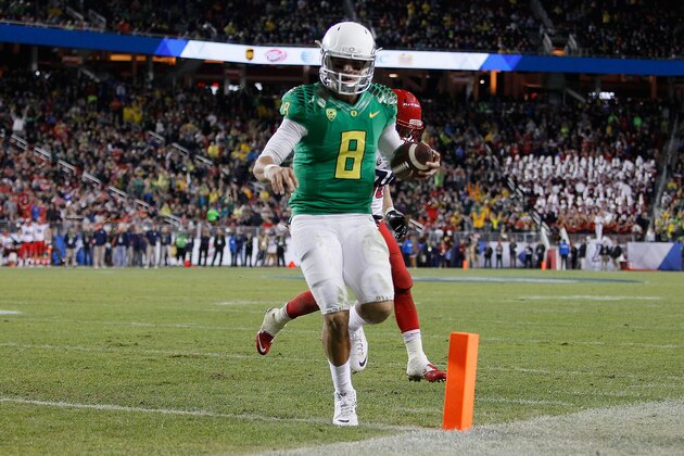 SANTA CLARA, CA - DECEMBER 05: Marcus Mariota #8 of the Oregon Ducks scrambles for a touchdown against the Arizona Wildcats during the first half of the PAC-12 Championships at Levi's Stadium on December 5, 2014 in Santa Clara, California. (Photo by Brian Bahr/Getty Images)