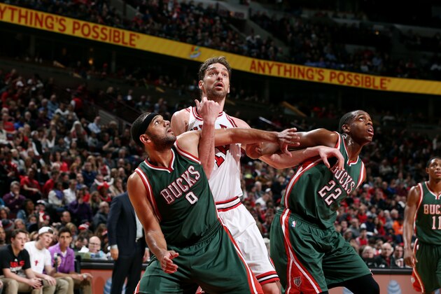 CHICAGO, IL - JANUARY 10: Jared Dudley #9 and Khris Middleton #22 of the Milwaukee Bucks battle for position against Pau Gasol #16 of the Chicago Bulls on January 10, 2015 at the United Center in Chicago, Illinois. NOTE TO USER: User expressly acknowledges and agrees that, by downloading and or using this Photograph, user is consenting to the terms and conditions of the Getty Images License Agreement. Mandatory Copyright Notice: Copyright 2015 NBAE (Photo by Gary Dineen/NBAE via Getty Images)