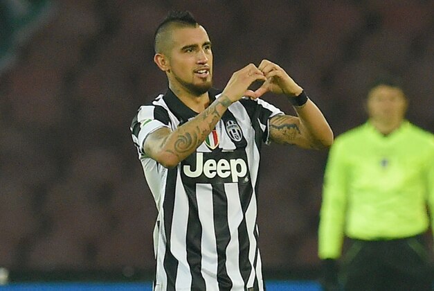 NAPLES, ITALY - JANUARY 11:  Arturo Vidal of Juventus celebrates after scoring the goal 1-3 during the Serie A match between SSC Napoli and Juventus FC at Stadio San Paolo on January 11, 2015 in Naples, Italy.  (Photo by Giuseppe Bellini/Getty Images)