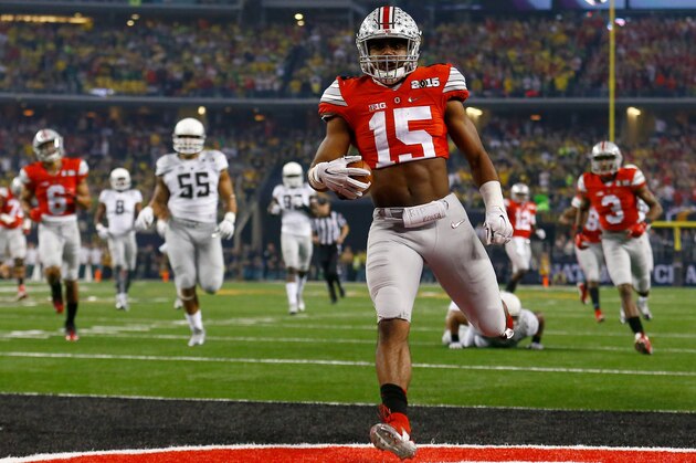 ARLINGTON, TX - JANUARY 12:  Running back Ezekiel Elliott #15 of the Ohio State Buckeyes scores a 33 yard touchdown in the first quarter against the Oregon Ducks during the College Football Playoff National Championship Game at AT&T Stadium on January 12, 2015 in Arlington, Texas.  (Photo by Tom Pennington/Getty Images)