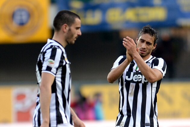 VERONA, ITALY - FEBRUARY 09:  Martin Caceres (R) and Leonardo Bonucci of Juventus applaud fans after the Serie A match between Hellas Verona FC and Juventus at Stadio Marc'Antonio Bentegodi on February 9, 2014 in Verona, Italy.  (Photo by Dino Panato/Getty Images)